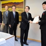 斎藤知事（右端）に要望書を手渡す家次会頭（右から２人目）と３人の副会頭＝県庁