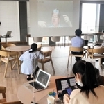 マネックスグループ、松本大社長の起業体験に聴き入る参加者ら＝神戸市中央区、アンカー神戸（提供）