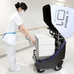 第１段階で使用する搬送ロボット。後方の荷台に患者の検体を積み込む（川崎重工業提供）