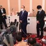 臨時株主総会の終了後、報道陣の取材に応じる関西スーパーマーケットの福谷耕治社長（中央）ら＝２９日午後、伊丹市中央６、伊丹シティホテル（撮影・坂井萌香）