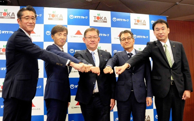 神明ホールディングスの藤尾益雄社長（左から２人目）、ＮＴＴの川添雄彦常務執行役員（中央）ら＝５日午後、東京都千代田区