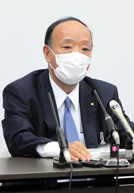 報道陣の質問に答える関西スーパーの福谷耕治社長＝大阪取引所（撮影・大盛周平）