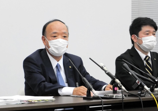 報道陣の質問に答える関西スーパーの福谷耕治社長（左）＝大阪市中央区北浜１、大阪取引所（撮影・大盛周平）