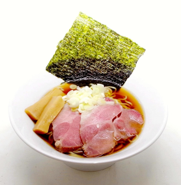 ウオクニが運営する社員食堂で提供する「人類みな麺類」のラーメン（ウオクニ提供）