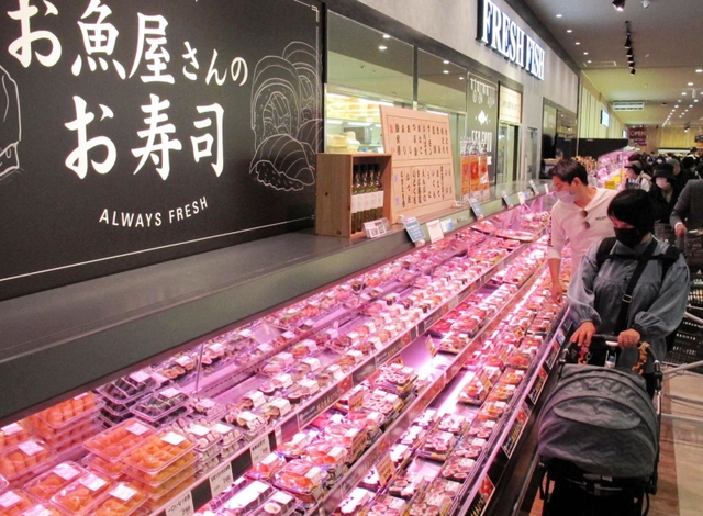 すしの品ぞろえを充実。明石などから寄せられた魚を大きめに切ったすしネタが並ぶ＝神戸市西区玉津町小山