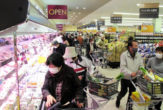 オープン初日。多くの客が訪れ、にぎわう店内＝神戸市西区玉津町小山