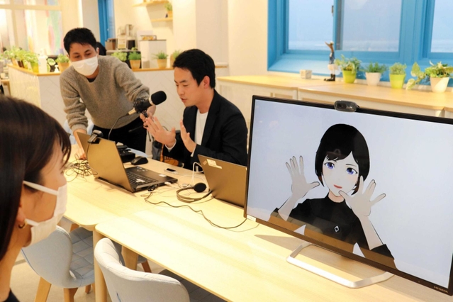 パソナグループ社内の研修で、画面上のアバターを操作する社員ら＝淡路市岩屋、淡路アバターセンター