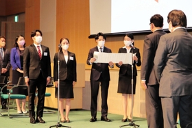 竹中平蔵会長 時代が追いついてきた 東京から淡路島に本社機能移転のパソナ 島で内定式 Next 経済 ひょうご経済 神戸新聞next