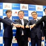 神明ホールディングスの藤尾益雄社長（左から２人目）、ＮＴＴの川添雄彦常務執行役員（中央）ら＝５日午後、東京都千代田区