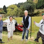 電気柵を施したソバ畑を背にする兵庫県新温泉町春来地区の小谷和信さん（右から２人目）ら＝春来地区