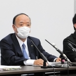 報道陣の質問に答える関西スーパーの福谷耕治社長（左）＝大阪市中央区北浜１、大阪取引所（撮影・大盛周平）