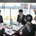 六甲山で食べる朝食メニューについて最終調整する流通科学大学の学生ら＝神戸市中央区波止場、同ホテル