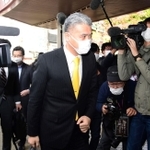 株主総会に出席するオーケーの二宮涼太郎社長（中央）＝２９日午前、伊丹市中央６、伊丹シティホテル（撮影・坂井萌香）