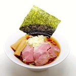 ウオクニが運営する社員食堂で提供する「人類みな麺類」のラーメン（ウオクニ提供）