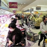 オープン初日。多くの客が訪れ、にぎわう店内＝神戸市西区玉津町小山