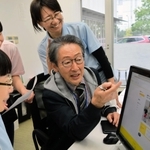 「支援者が４人に増えた！」。エネファンのサイトに見入るチャイルド・ケモ・ハウスの堀内正美さん（右から２人目）と看護師ら＝神戸市中央区港島中町８