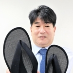 足の健康を居考えたハイブリット草履を開発した岩谷真吾社長＝神戸市中央区下山手通４
