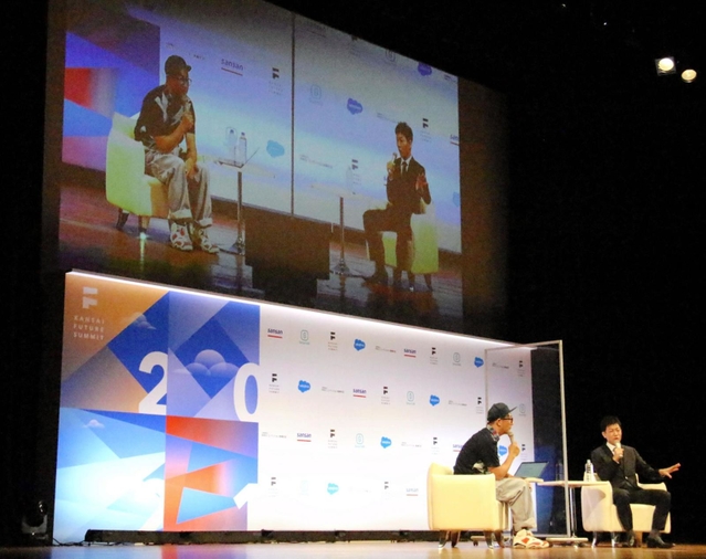 起業して会社を成長させた歩みを振り返る中村崇則社長（右）＝神戸市中央区港島中町６