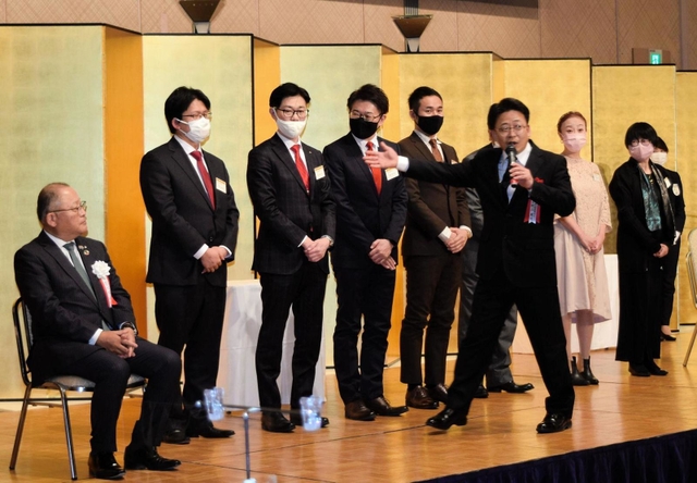 最優秀賞に選ばれた塚口商店街振興組合の村上憲司理事長（右から４人目）とメンバーら。左端は尼崎信用金庫の作田誠司理事長＝尼崎市昭和通２、都ホテル尼崎