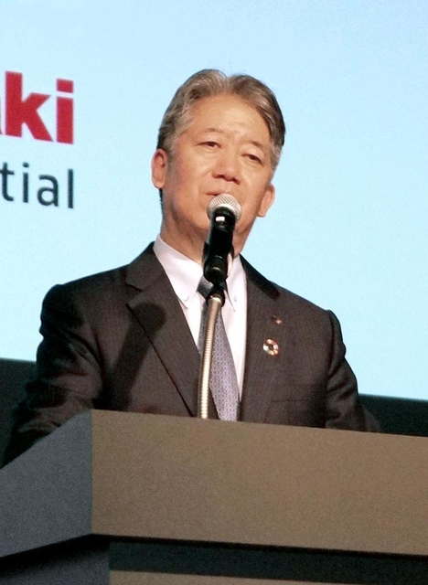 脱炭素社会の実現に向けた取り組みについて説明する川崎重工業の橋本康彦社長＝東京都内（撮影・西井由比子）