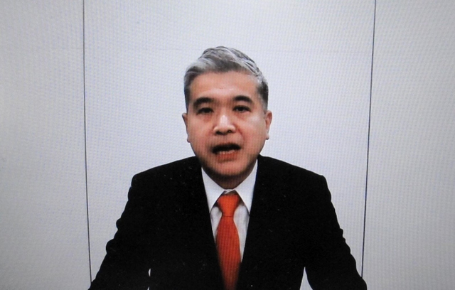 最高裁の決定を受け、オンライン会見するオーケーの二宮涼太郎社長