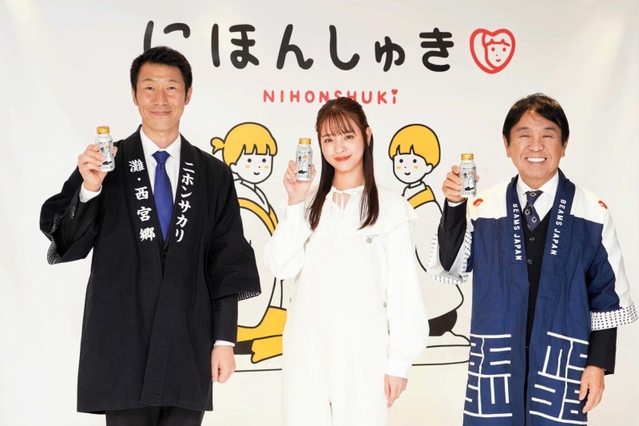 生原酒ボトル缶を手にする（左から）日本盛の森本太郎社長、モデル横田真悠さん、ビームスの設楽洋社長＝東京都内（ビームスジャパン提供）