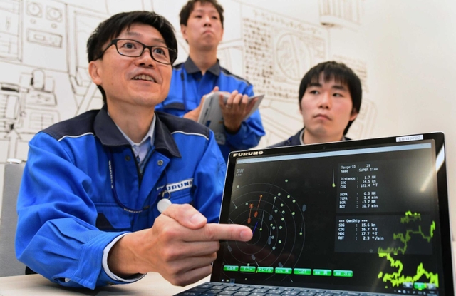 古野電気の「リスクビジュアライザー」を前にする中川和也さん（左）＝西宮市神祇官町（撮影・坂井萌香）