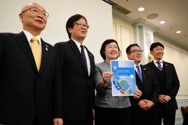 兵庫県と神戸市への提言書を手にする神戸経済同友会の佐伯里香・提言特別委員長（中央）とメンバーら＝神戸市中央区波止場町