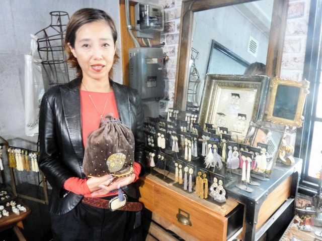 インドの女性が丹精したアクセサリーなどを輸入販売する立花佳代さん＝大阪市北区大淀南１、スプリング
