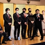最優秀賞に選ばれた塚口商店街振興組合の村上憲司理事長（右から４人目）とメンバーら。左端は尼崎信用金庫の作田誠司理事長＝尼崎市昭和通２、都ホテル尼崎