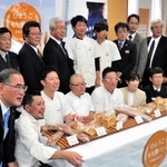 もち麦パンプロジェクトを始動させた柳本勇治・マルヤナギ小倉屋副社長（手前左端）ら関係者＝加東市下滝野、滝野公民館
