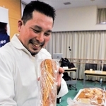 もち麦を使ったバゲットを手にするサ・マーシュの西川功晃シェフ
