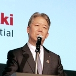 脱炭素社会の実現に向けた取り組みについて説明する川崎重工業の橋本康彦社長＝東京都内（撮影・西井由比子）