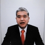 最高裁の決定を受け、オンライン会見するオーケーの二宮涼太郎社長