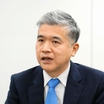 神戸新聞社の取材に対し、関西進出の意欲を語るオーケーの二宮涼太郎社長＝１６日午後、横浜市西区（撮影・西井由比子）