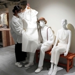 日常でも着られる婚礼衣装などを提案する＝神戸市中央区元町通１