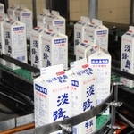淡路島産１００％の「淡路島牛乳」の工場＝南あわじ市市善光寺
