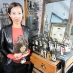 インドの女性が丹精したアクセサリーなどを輸入販売する立花佳代さん＝大阪市北区大淀南１、スプリング