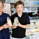 サンドイッチ店を創業した小笠原恵さん（左）から事業を継いだ山根智治さん。同族や従業員だけでなく、第三者への譲り渡しが事業承継の底上げを左右するとされる＝神戸市灘区（今年７月撮影）