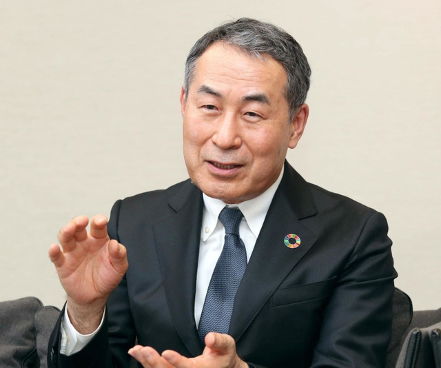 関西スーパーマーケットの社長に就任し、今後の経営方針などについて語る林克弘氏。エイチ・ツー・オー・リテイリング副社長も兼務する＝大阪市北区（撮影・辰巳直之）