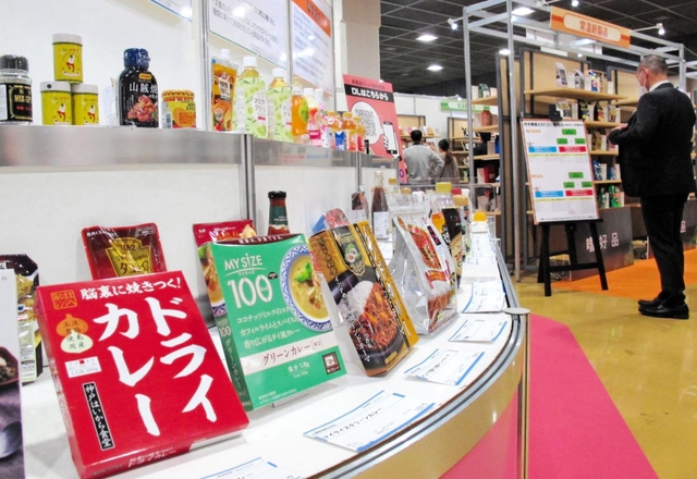 トレンドのスパイスを利かせた食品などを並べた発表会＝神戸市中央区、神戸国際展示場