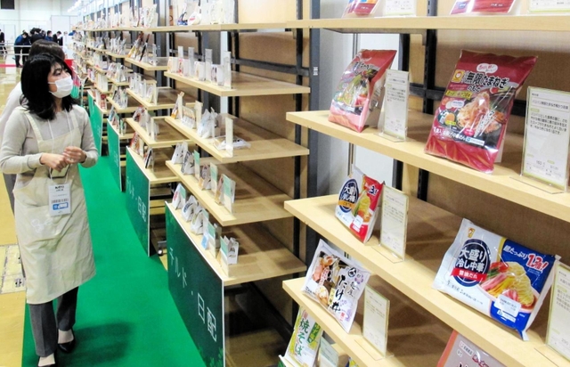 冷凍食品の新製品などが並んだ発表会＝神戸市中央区、神戸国際展示場