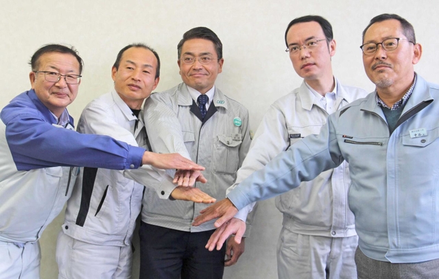 災害対策で連携する田中工作所の田中直幸社長（左から２人目）ら５社の経営者や担当者＝神戸市西区見津が丘５