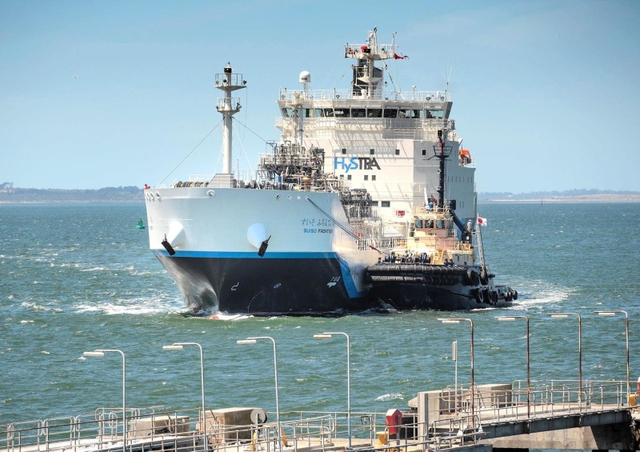 初めての国際航海を経て豪州に到着した「すいそ　ふろんてぃあ」（川崎重工業提供）