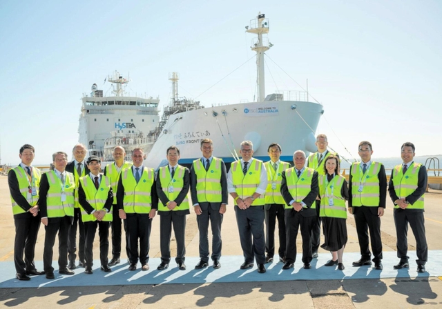 豪州への到着を喜ぶ関係者ら（川崎重工業提供）