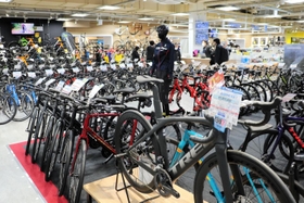 幅広い品ぞろえで自転車約５００台が並ぶ店内＝神戸市中央区海岸通