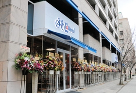 スポーツサイクル専門店として西日本最大級というワイズロード神戸店＝神戸市中央区海岸通