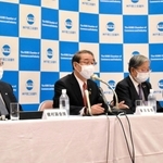 コロナ対応や脱炭素など地域経済対策について話す神戸商工会議所の家次恒会頭（左から２人目）＝神戸市中央区港島中町６、神戸商工会議所