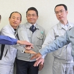 災害対策で連携する田中工作所の田中直幸社長（左から２人目）ら５社の経営者や担当者＝神戸市西区見津が丘５