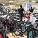 幅広い品ぞろえで自転車約５００台が並ぶ店内＝神戸市中央区海岸通
